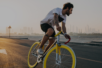 Homem andando de bike